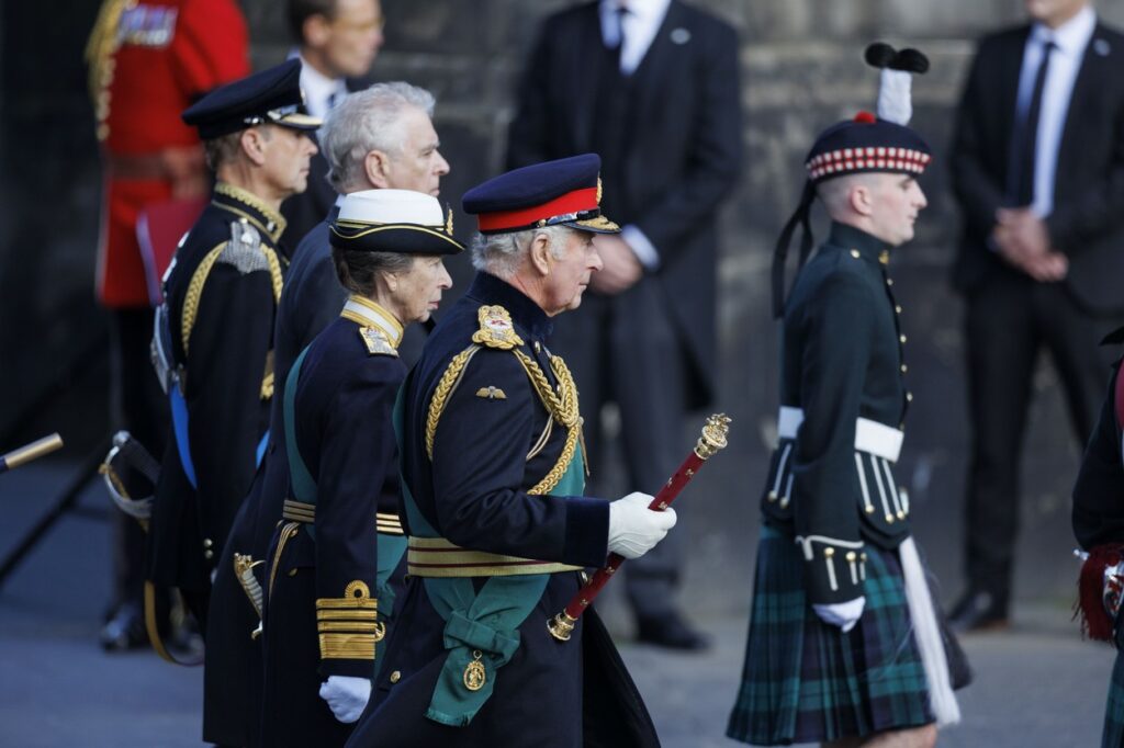 Prințul Andrew, alături de frații lui, la slujba în onoarea Reginei