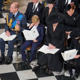 Prințul William alături de Prințul George, Kate Middleton și Prințesa Charlotte la înmormântarea Reginei Elisabeta a II-a