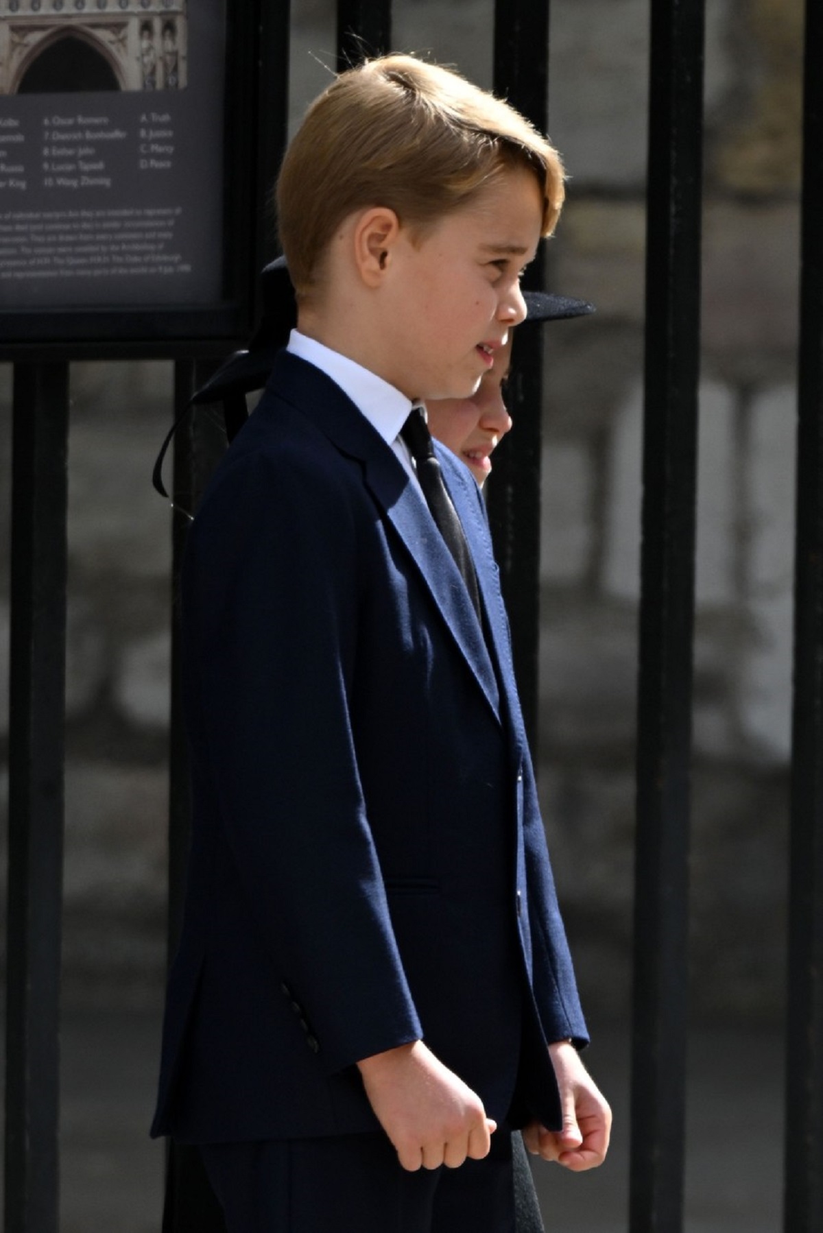 Prințul George la costum în timp ce ia parte la funerariile Reginei Elisabeta a II-a