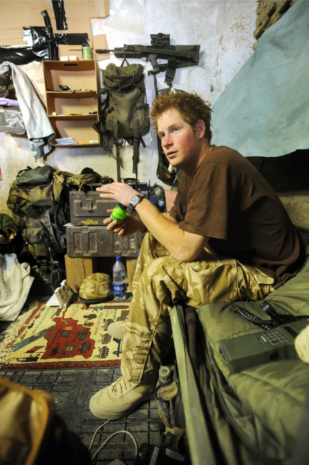 Prințul Harry în timp ce se află pe front, în război, în Afganistan