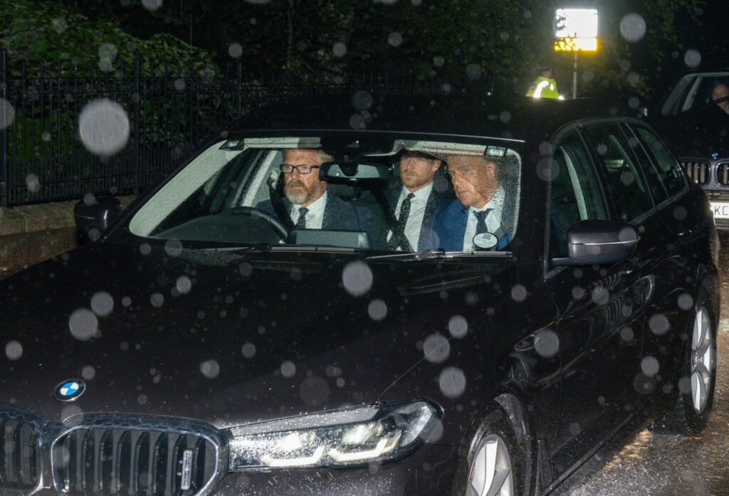 Prințul Harry după moartea reginei Elisabeta într-o mașină