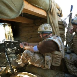 Prinul Harry în timp ce se află pe front în războiul din Afganistan