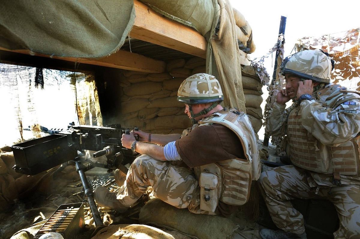 Prinul Harry în timp ce se află pe front în războiul din Afganistan