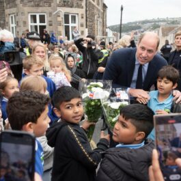 Prințul William s-a fotografiat alături de copii în Țara Galilor