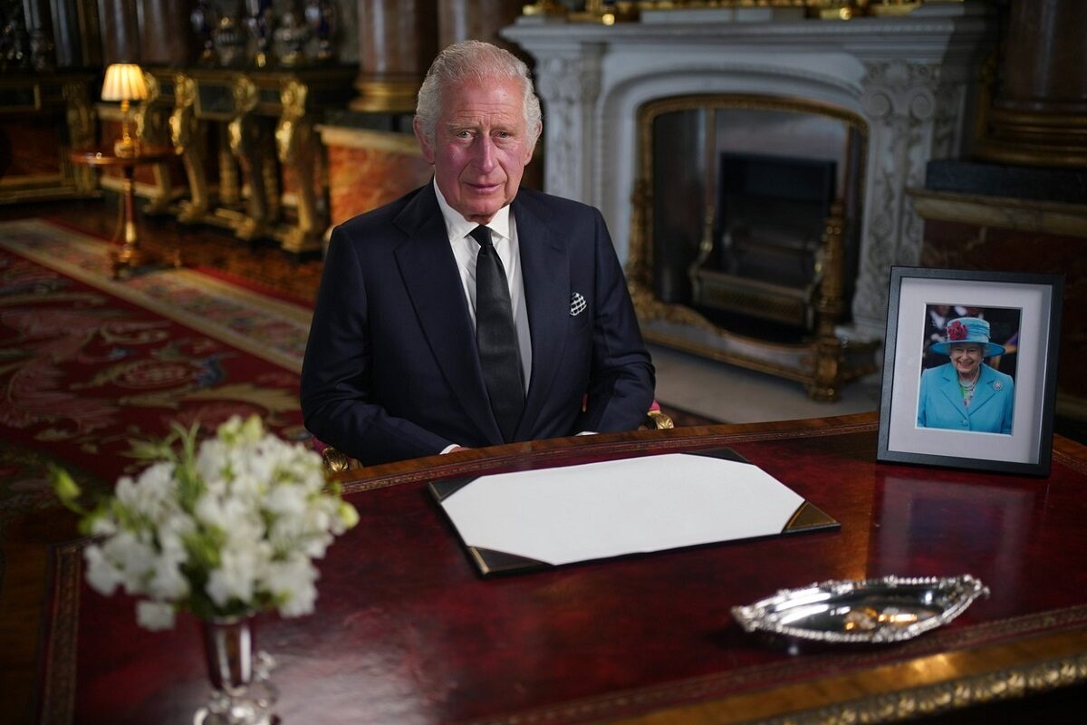Charles al III-lea a fost încoronat Rege al Marii Britanii și a fost pozat într-un birou alături de o poză cu mama sa