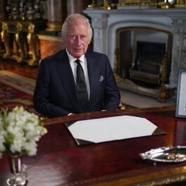 Charles al III-lea a fost încoronat Rege al Marii Britanii și a fost pozat într-un birou alături de o poză cu mama sa