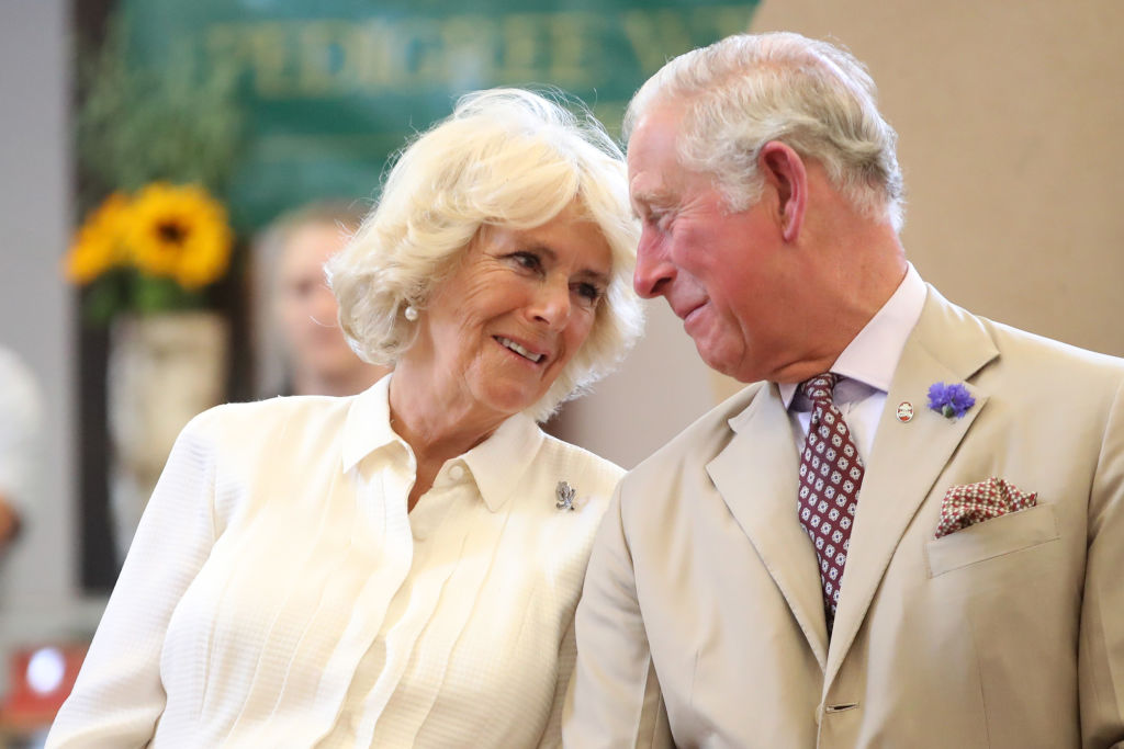 Regele Charles o privește tandru pe soția sa, Regina Elisabeta