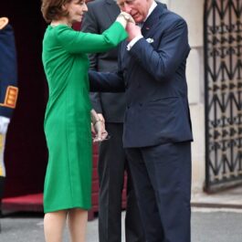 Regele Charles al III-lea în timp ce îi sărută mâna Margaretei de România