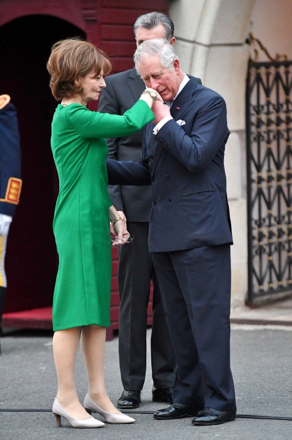 Regele Charles al III-lea în timp ce îi sărută mâna Margaretei de România