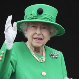 Regina Elisabeta a II-a într-un costum verde la Castelul Windsor cu ocazia Jubileului de Platină