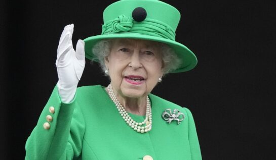 Una dintre ultimele broșe purtate de Regina Elisabeta a II-a a fost expusă la Londra. Cum arată bijuteria care i-a aparținut Majestății Sale