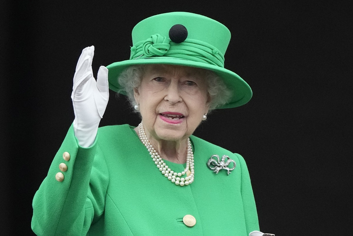 Regina Elisabeta a II-a într-un costum verde la Castelul Windsor cu ocazia Jubileului de Platină