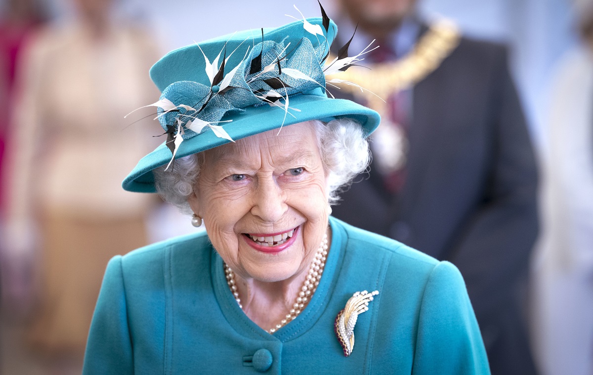 Regina Elisabeta a II-a într-un costum albastru în cadrul unei vizite din Edinburgh în anul 2021