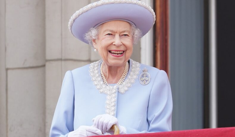 Regina Elisabeta a II-a într-un costum albastru la Parada Trooping the Colour 2022