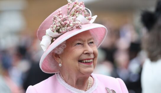 Motivul pentru care Regina Elisabeta a II-a purta mereu cercei cu perle. Majestatea Sa nu se despărțea de ei la niciun eveniment