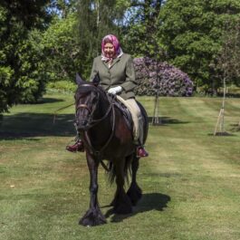 Regina Elisabeta a II-a în timp ce o călărește pe Emma, unul din poneii săi preferați