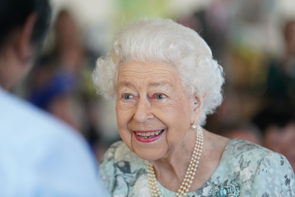 Regina Elisabeta a II-a în vizită la un spital