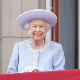 Regina Elisabeta a II-a într-un costum albastru la prada Trooping the Colour 2022