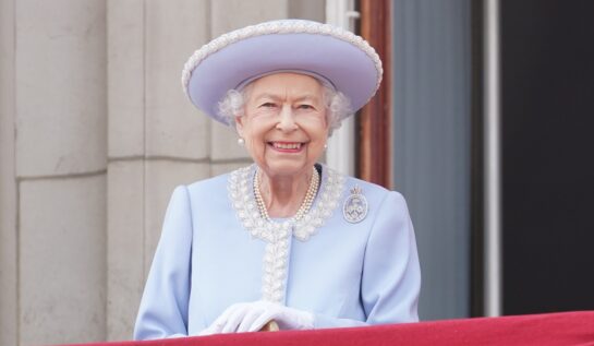 Regina Elisabeta a II-a într-un costum albastru la prada Trooping the Colour 2022