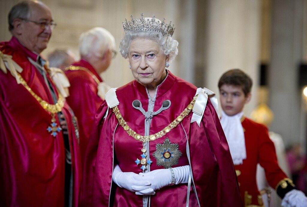 Regina Elisabeta într-o haină de ceremonie roșie nu va fi prezentă la Palatul Buckingham pentru numirea noului prim ministru