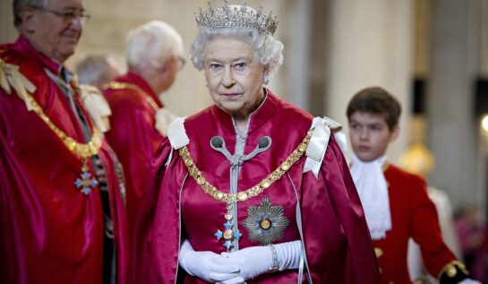 Regina Elisabeta într-o haină de ceremonie roșie nu va fi prezentă la Palatul Buckingham pentru numirea noului prim ministru