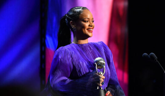 Rihanna, într-o rochie mov, pe scena unui eveniment