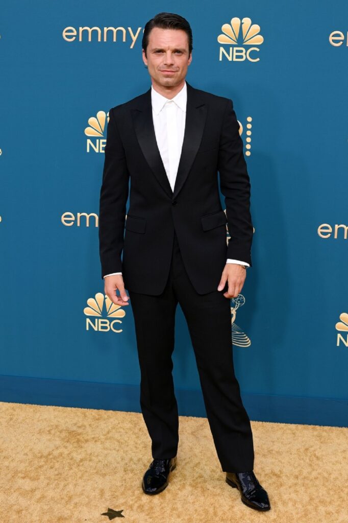 Sebastian Stan într-un costum negru în timp ce pozează la Premiile Emmy 2022