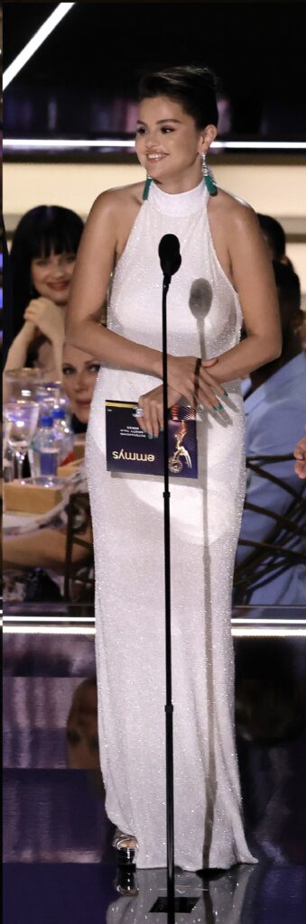 Selena Gomez într-o rochie albă la Premiiile Emmy 2022
