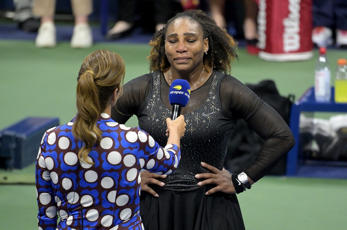 Serena Williams în timp ce oferă un interviu după US Open