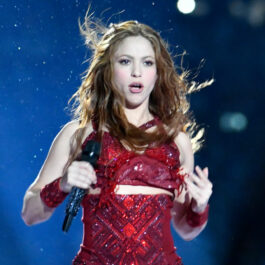 Shakira, într-o rochie roșie, cu detalii strălucitoare