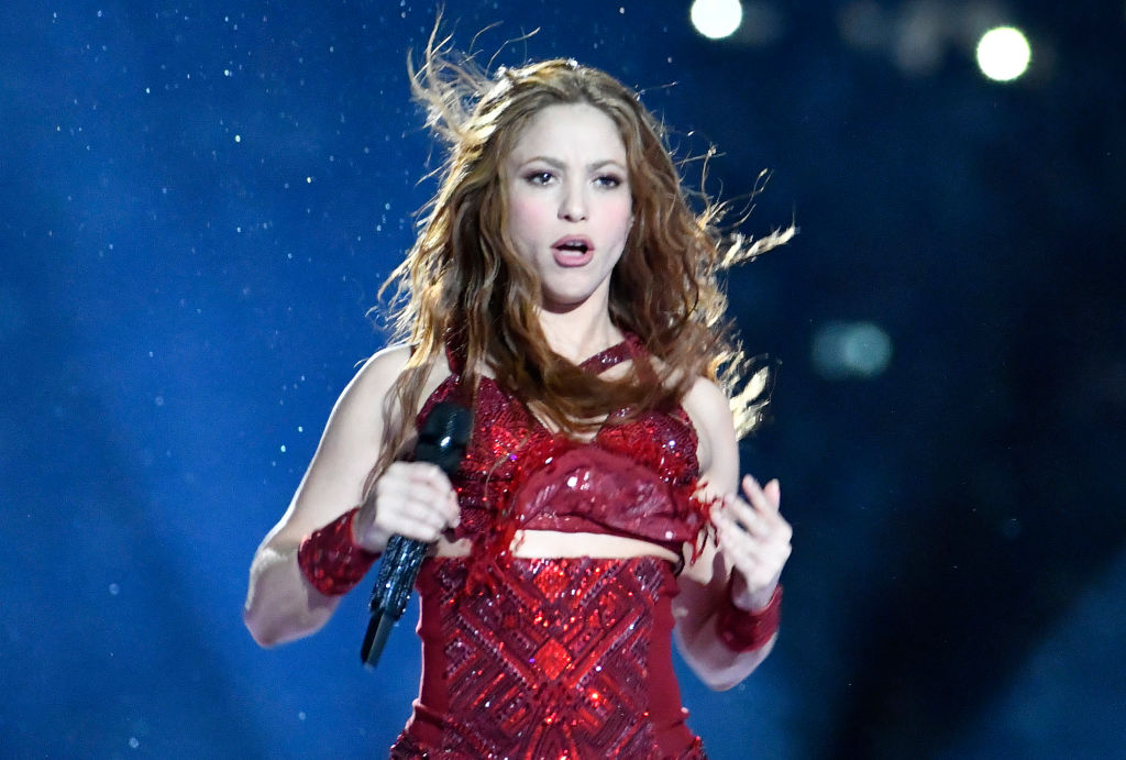 Shakira, într-o rochie roșie, cu detalii strălucitoare