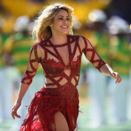 Shakira, într-o rochie roșie, transparentă, la Cupa Mondială