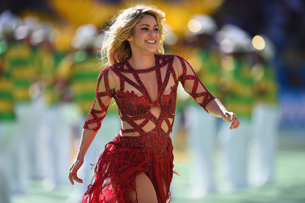 Shakira, într-o rochie roșie, transparentă, la Cupa Mondială