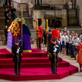 La funeraliile REginei Elisabeta se poartă un cod vestimentar specific de către gărzile regale și membrii familiei regale