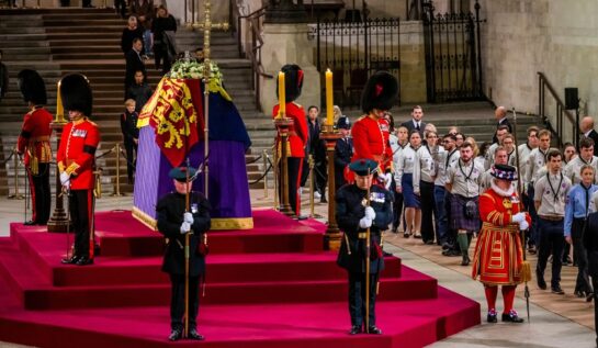 Ce ținute se vor purta la funeraliile Reginei Elisabeta. Este impus un cod vestimentar specific pentru doliul regal