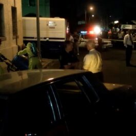 O scenă cu polițiști și ambulanțe din serialul Monster: The Jeffrey Dahmer Story