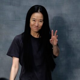 Vera Wang într-un tricou negru la o prezentare de modă din 2015