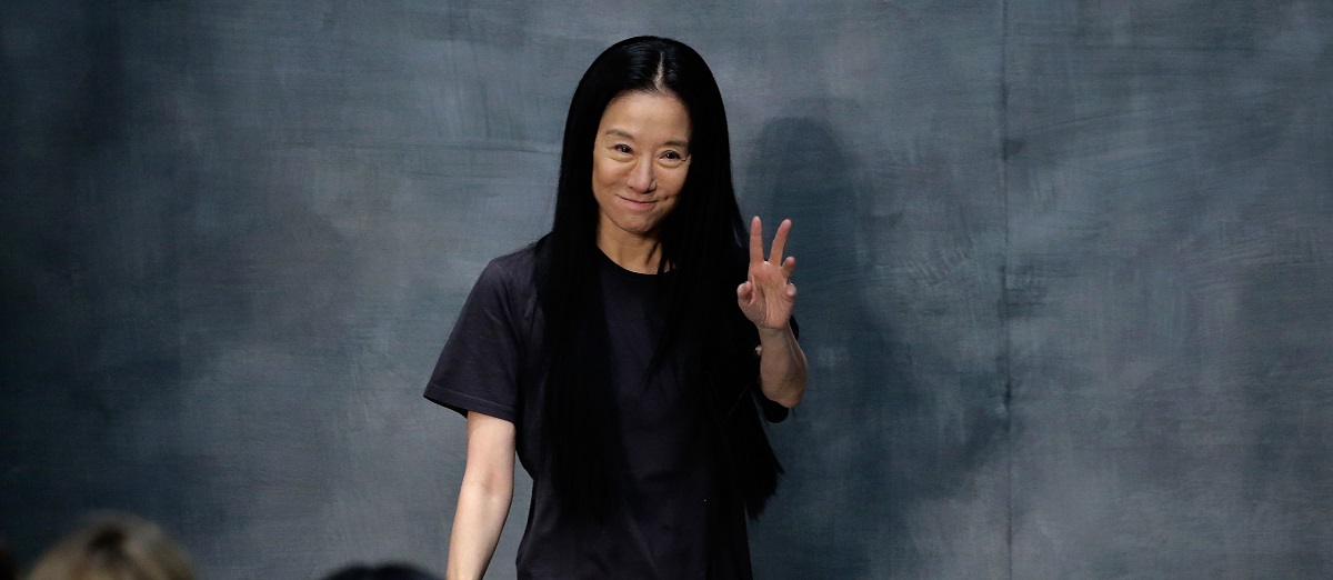 Vera Wang într-un tricou negru la o prezentare de modă din 2015