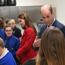Prinții de Wales, în vizită la o școală pentru copii, în bucătărie