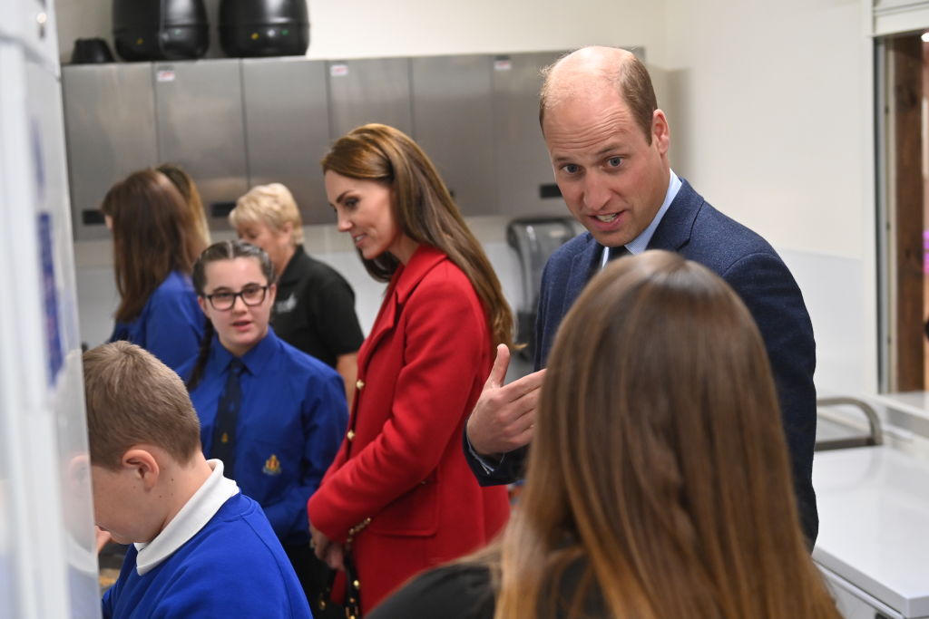 Prinții de Wales, în vizită la o școală pentru copii, în bucătărie