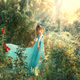 Fată frumoasă îmbrăcată în albastru este în pădure