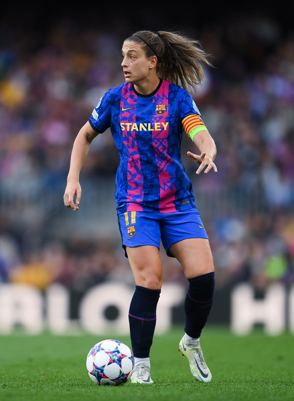 Alexia Putellas , pe terenul de fotbal, în timp ce joacă pentru echipa Barcelonei