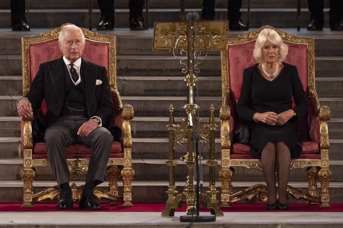 Regele Charles pe un scaun alături de Camilla Parker Bowles în cadrul primului discurs oficial în calitate de Rege al Marii Britanii