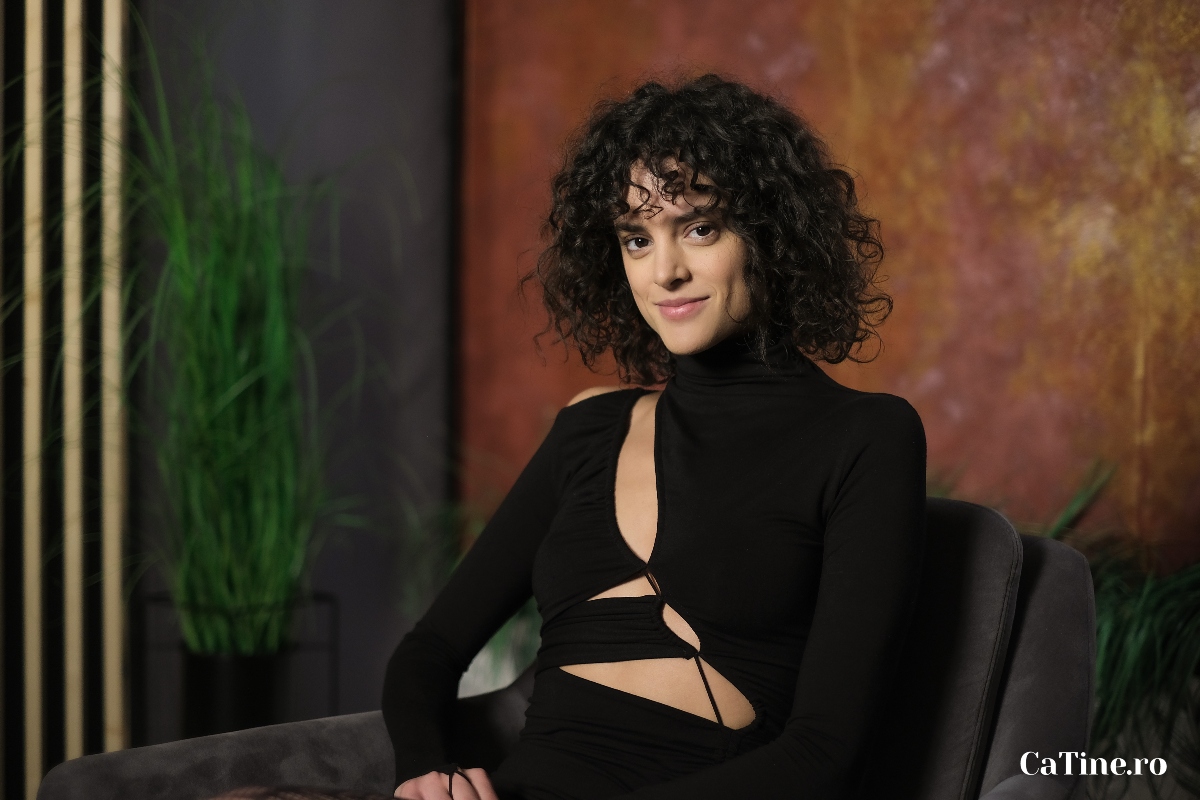 Diana Sar, într-o rochie neagră, cu părul cârlionțat, la interviul CaTine.ro