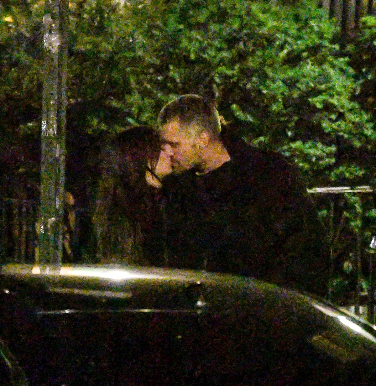 Emily Ratajkowski și DJ Orazio Rispo în timp ce se sărută