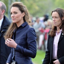 Kate Middleton alături de Emma Probert la un eveniment public