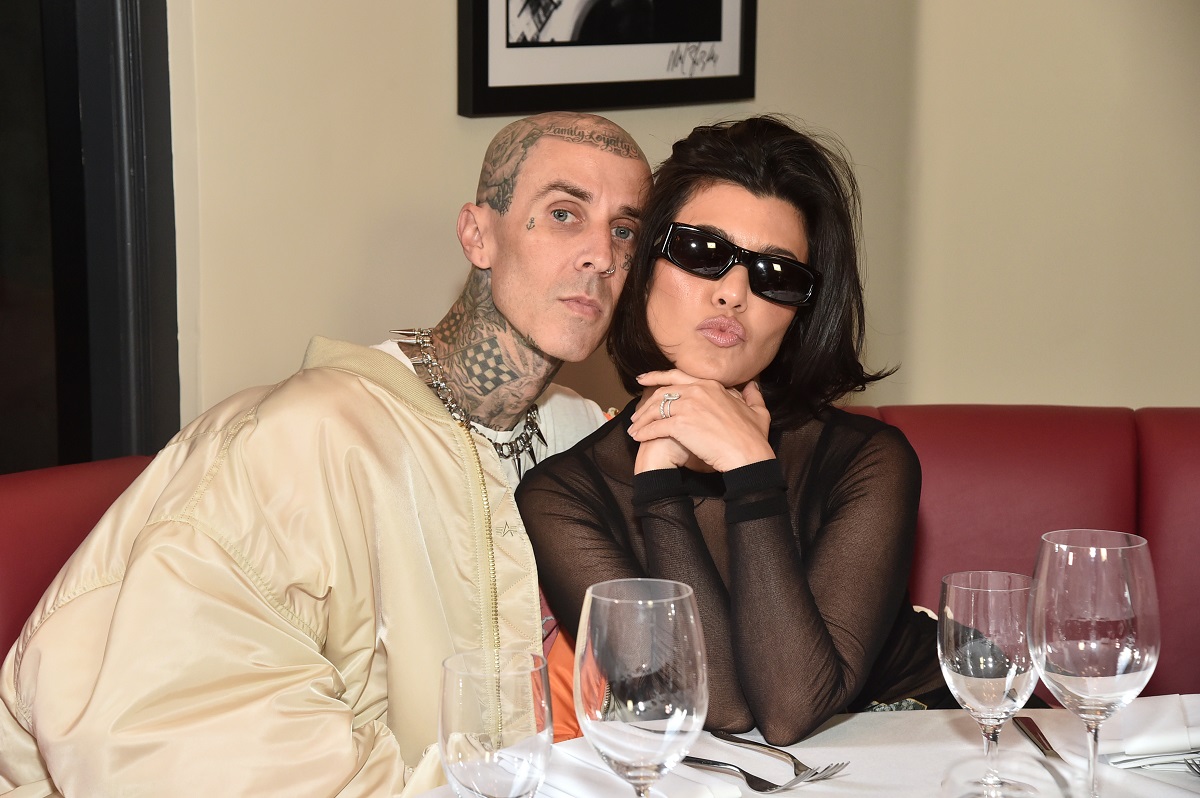 Kourtney Kardashian și Travis Barker în timp ce iau masa la un restaurant