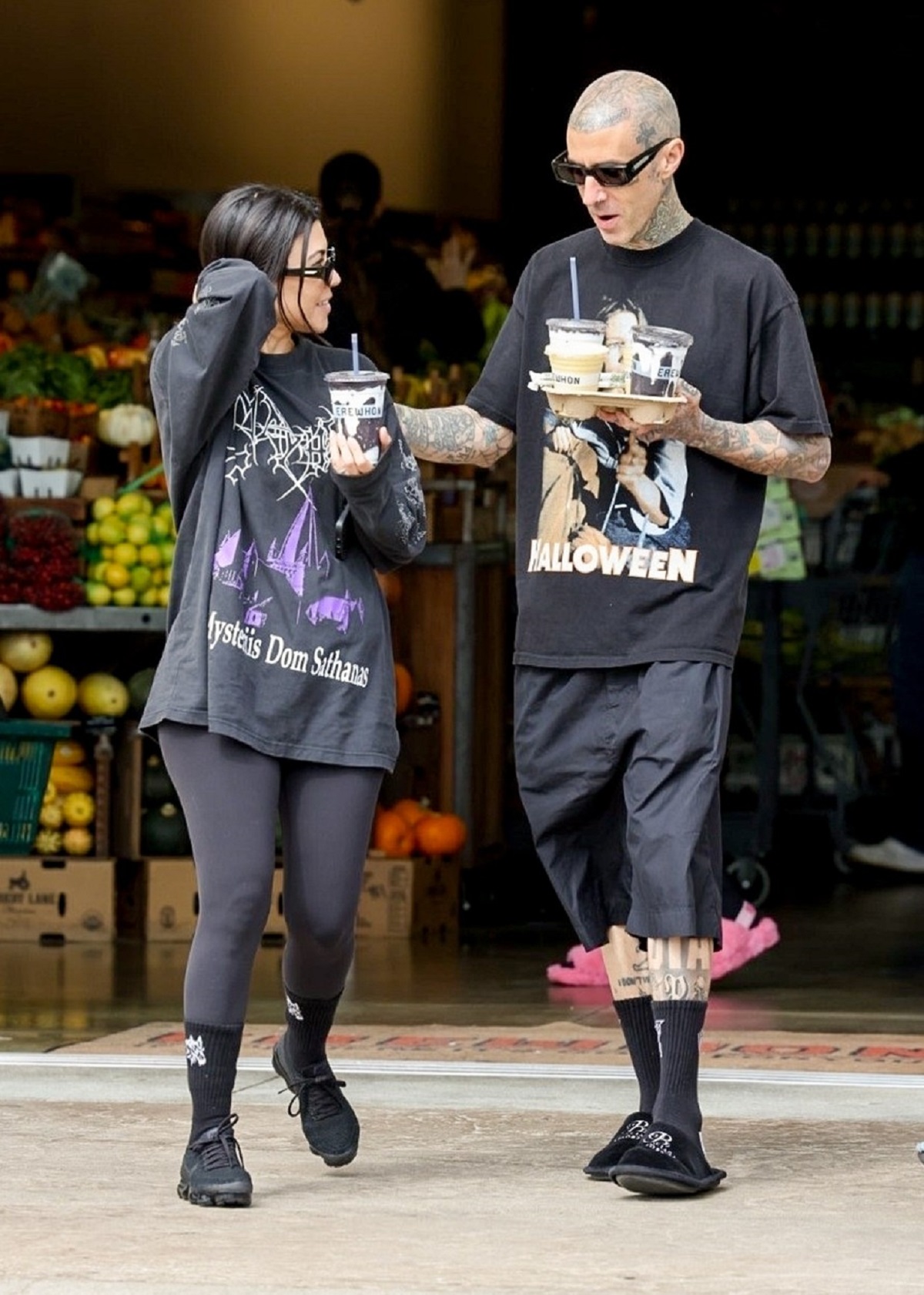 Kourtney Kardashian și Travis Barker în timp ce ies dintr-o cafenea din California