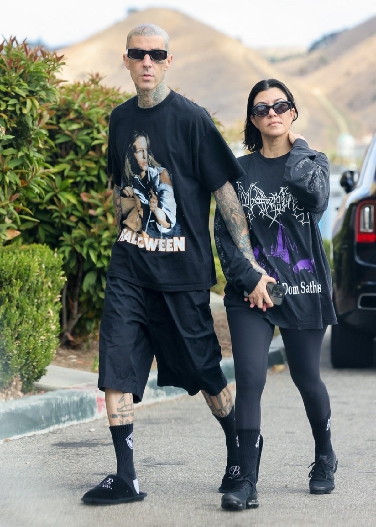 Kourtney Kardashian și Travis Barker în timp ce se țin de mână pe străzile din California