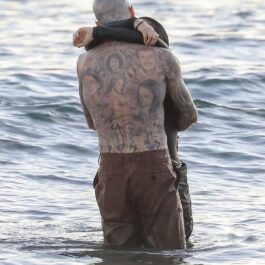 Kourtney Kardashian și Travis Barker în timp ce se sărută în apa oceanului